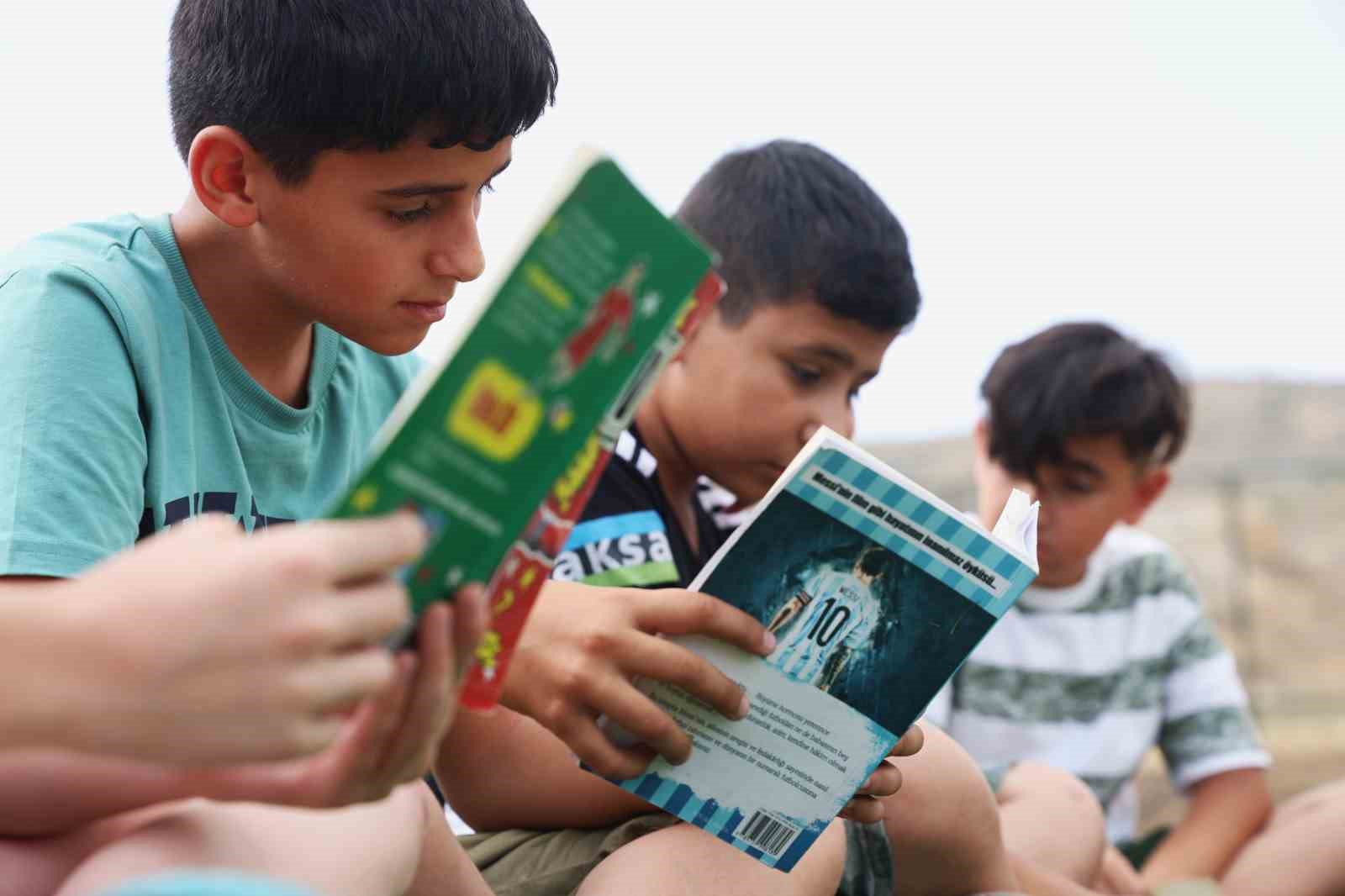 Amatör futbolcu, çocuklara kitap okuma tutkusunu futbolla aşılıyor