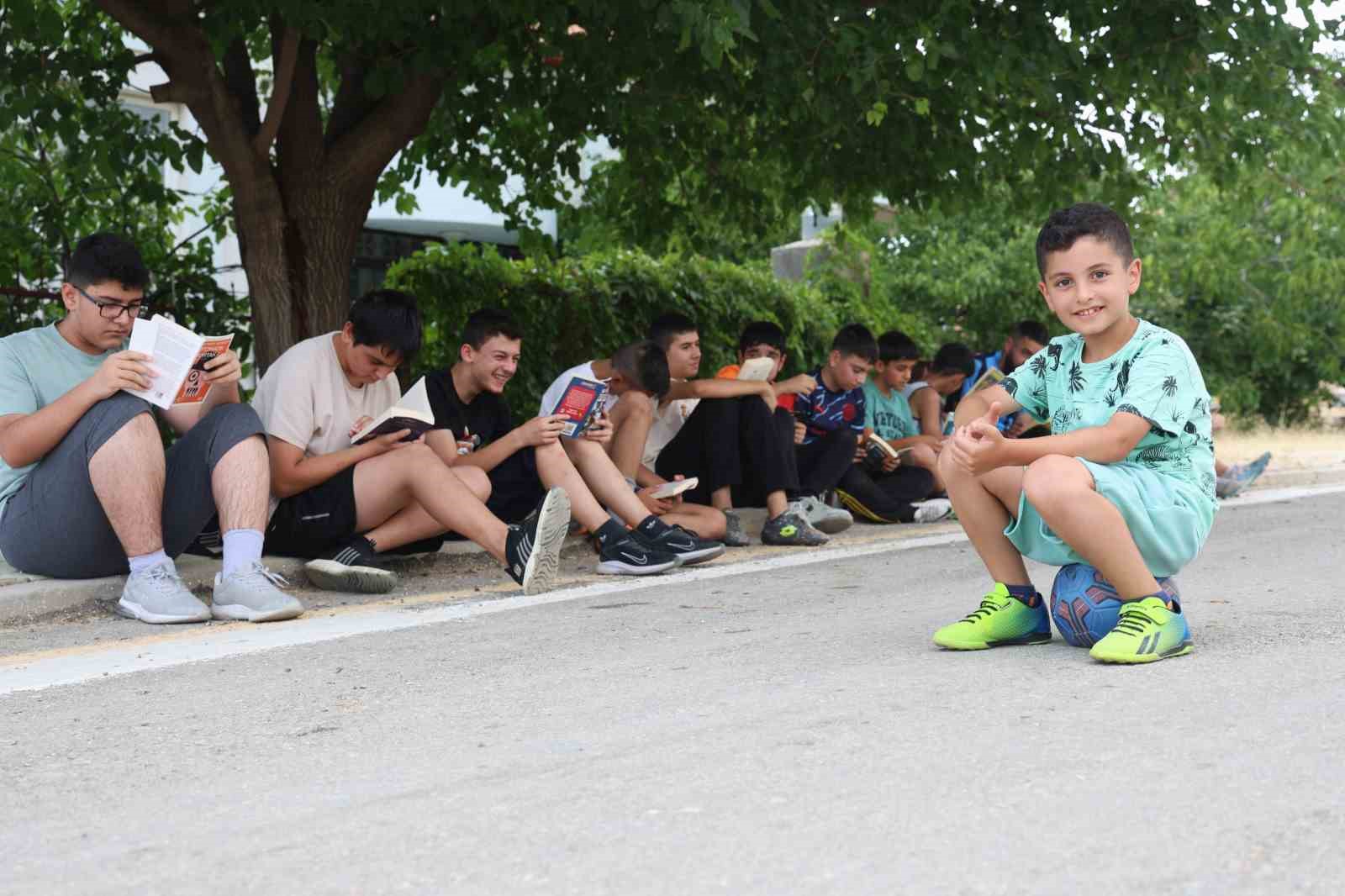 Amatör futbolcu, çocuklara kitap okuma tutkusunu futbolla aşılıyor