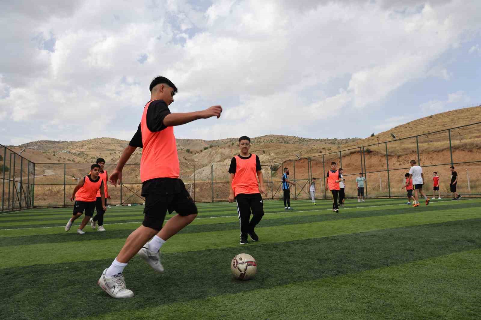 Amatör futbolcu, çocuklara kitap okuma tutkusunu futbolla aşılıyor
