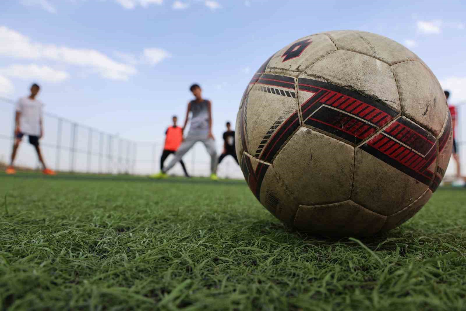 Amatör futbolcu, çocuklara kitap okuma tutkusunu futbolla aşılıyor