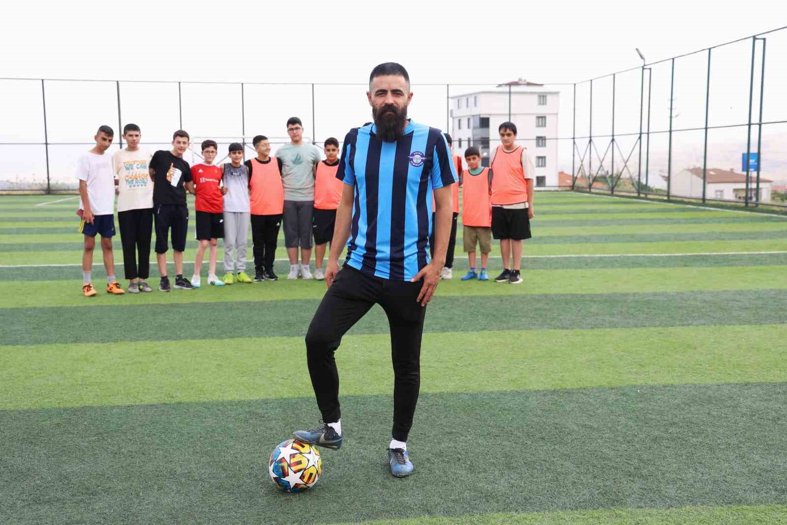 Amatör futbolcu, çocuklara kitap okuma tutkusunu futbolla aşılıyor