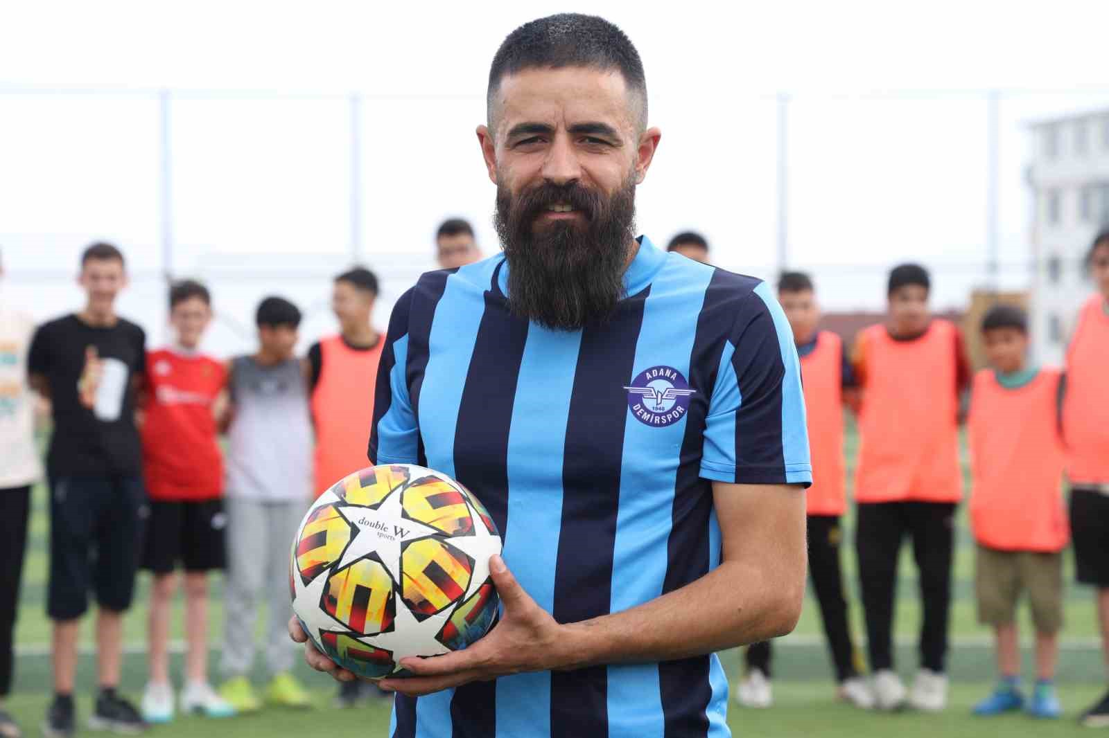 Amatör futbolcu, çocuklara kitap okuma tutkusunu futbolla aşılıyor