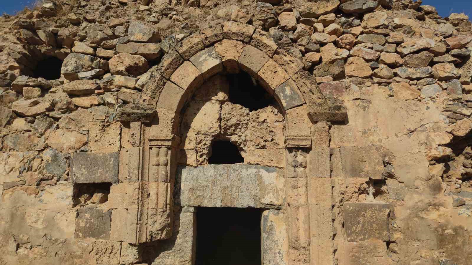 Kaçak kazı yapanlar tarihi kiliseyi tahrip etti