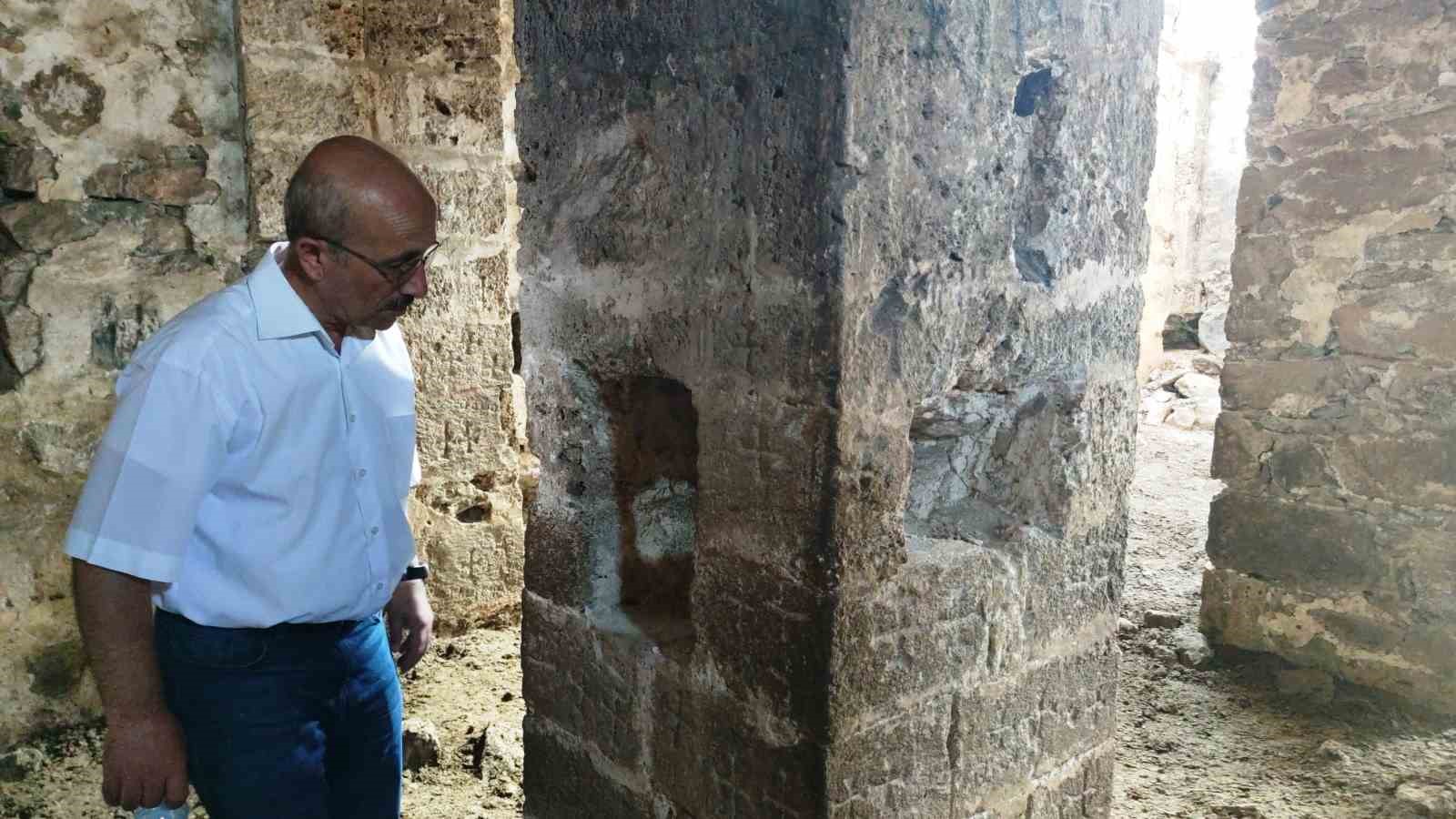 Kaçak kazı yapanlar tarihi kiliseyi tahrip etti