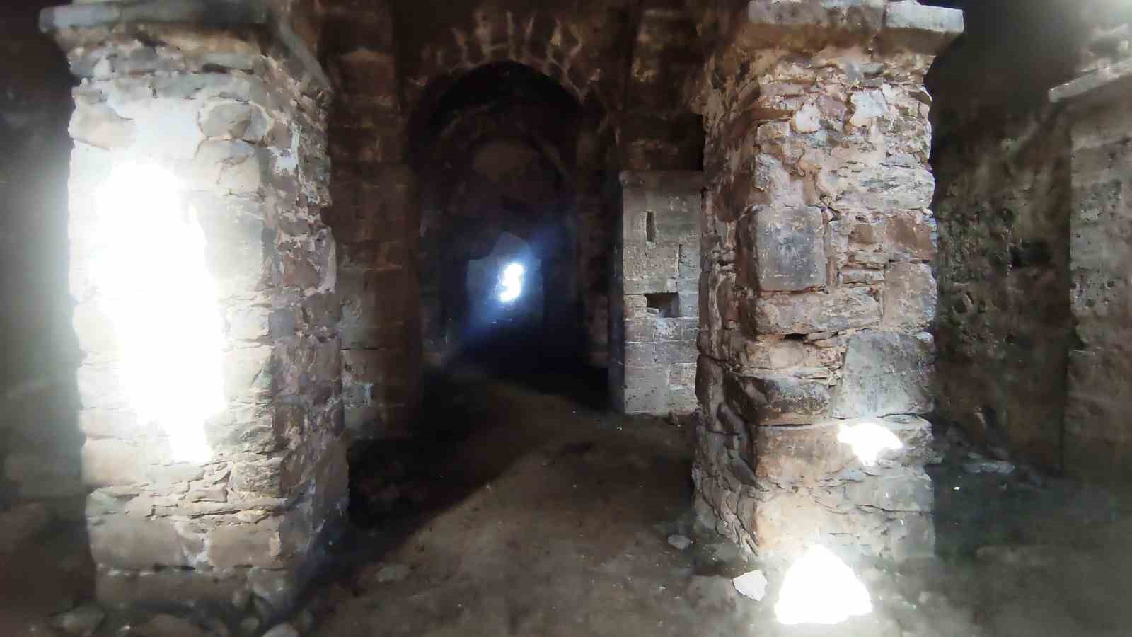 Kaçak kazı yapanlar tarihi kiliseyi tahrip etti