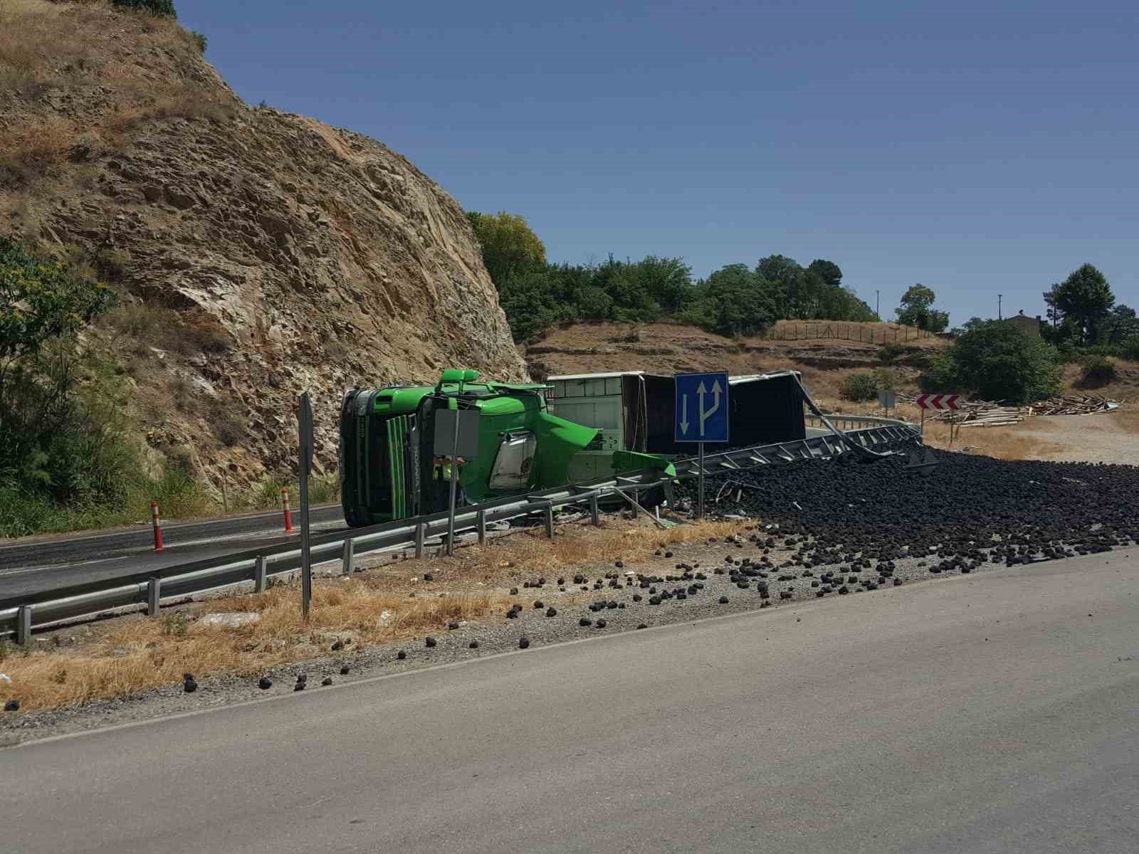 Virajı alamayan kömür yüklü kamyon devrildi: 1 yaralı