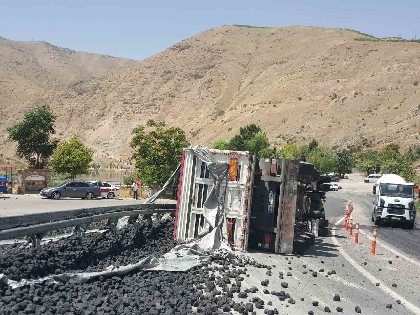 Virajı alamayan kömür yüklü kamyon devrildi: 1 yaralı