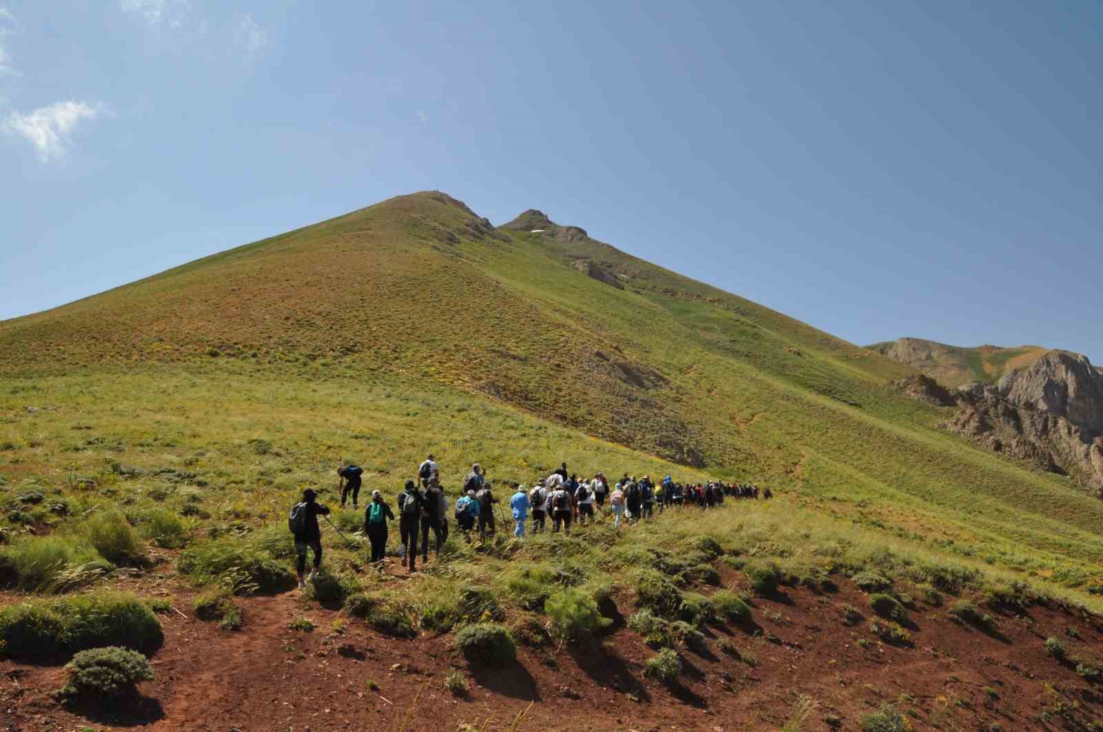 Tunceli’de doğa harikası krater gölüne gezi