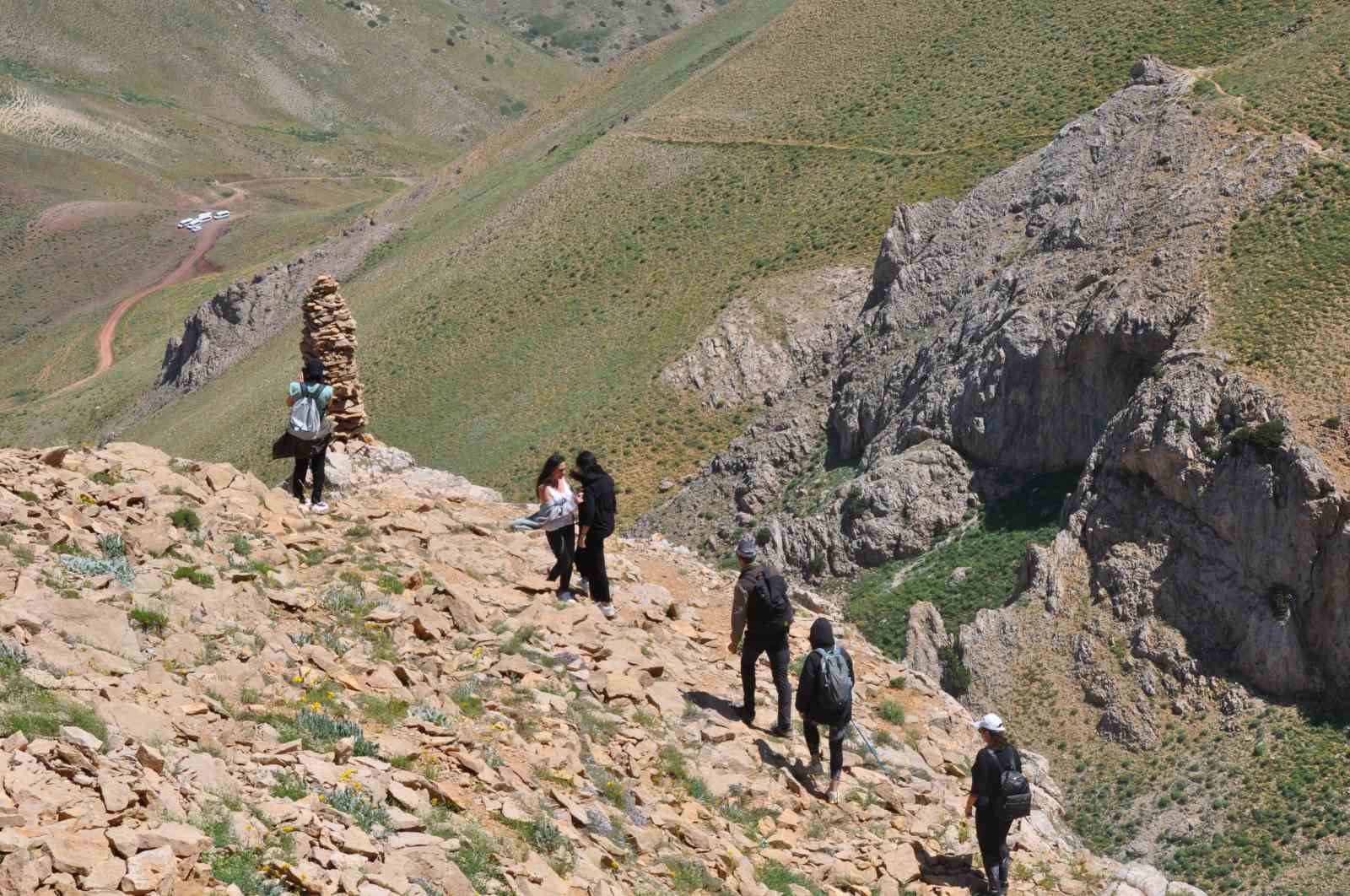 Tunceli’de doğa harikası krater gölüne gezi