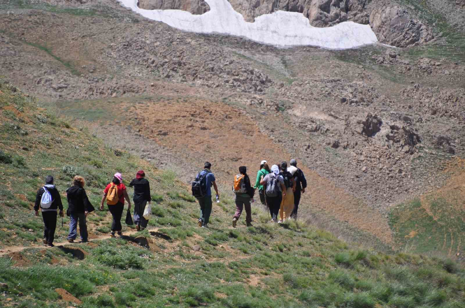 Tunceli’de doğa harikası krater gölüne gezi