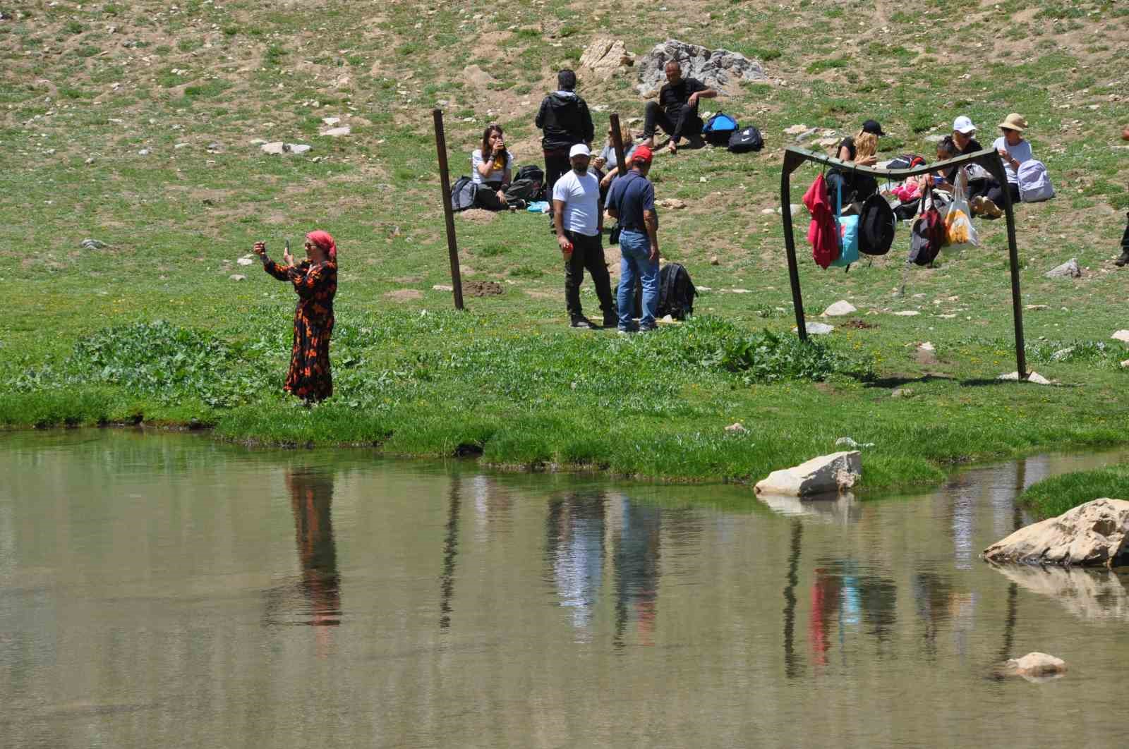 Tunceli’de doğa harikası krater gölüne gezi