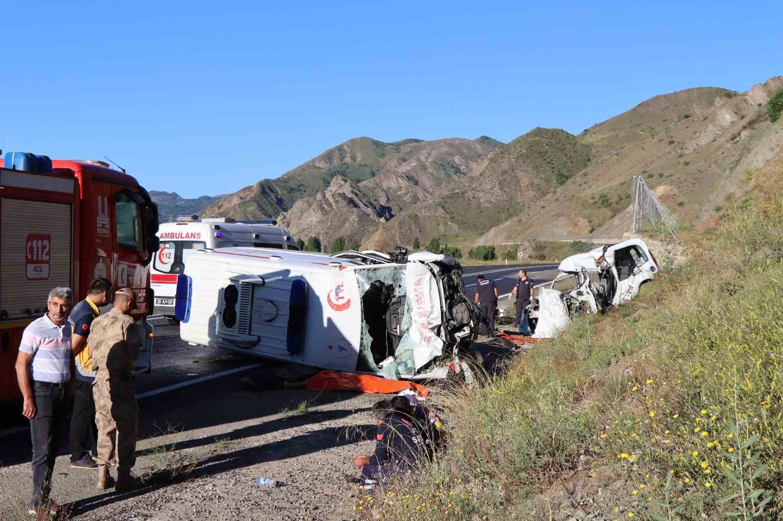 Erzurum’da ambulans ile hafif ticari araç çarpıştı: 4 ölü, 1 yaralı