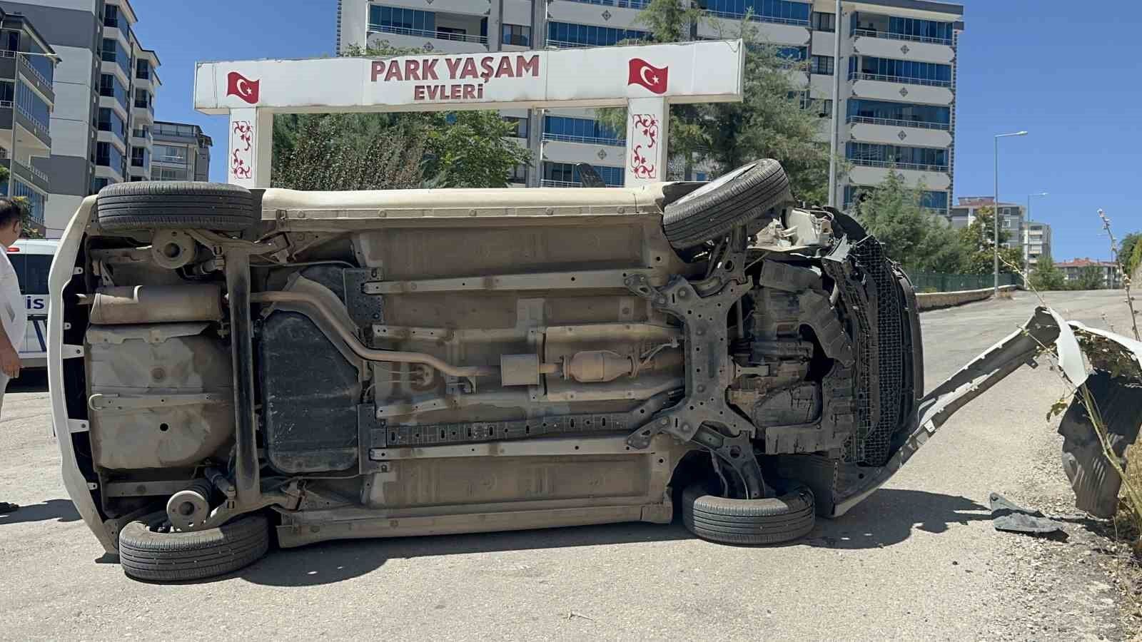 Emniyet kemeri taktı burnu bile kanamadı