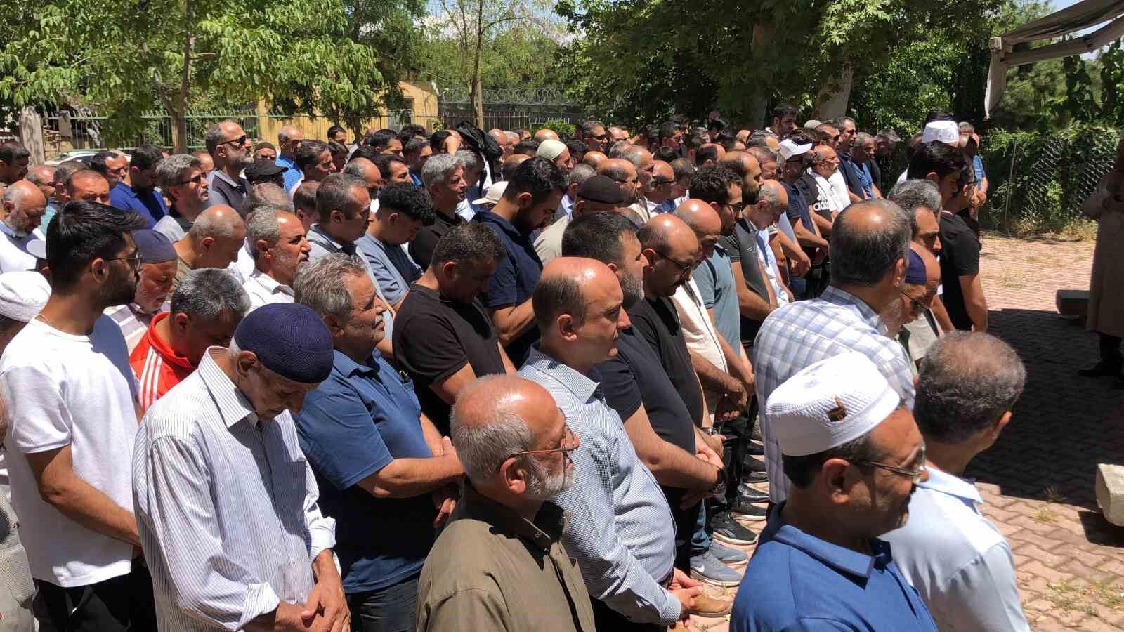 Eski eşi tarafından 13 yerinden bıçaklanan kadın son yolculuğuna uğurlandı