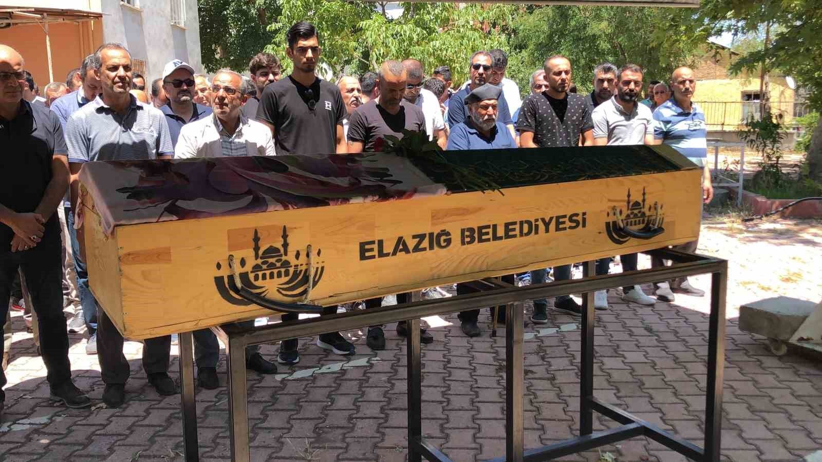 Eski eşi tarafından 13 yerinden bıçaklanan kadın son yolculuğuna uğurlandı