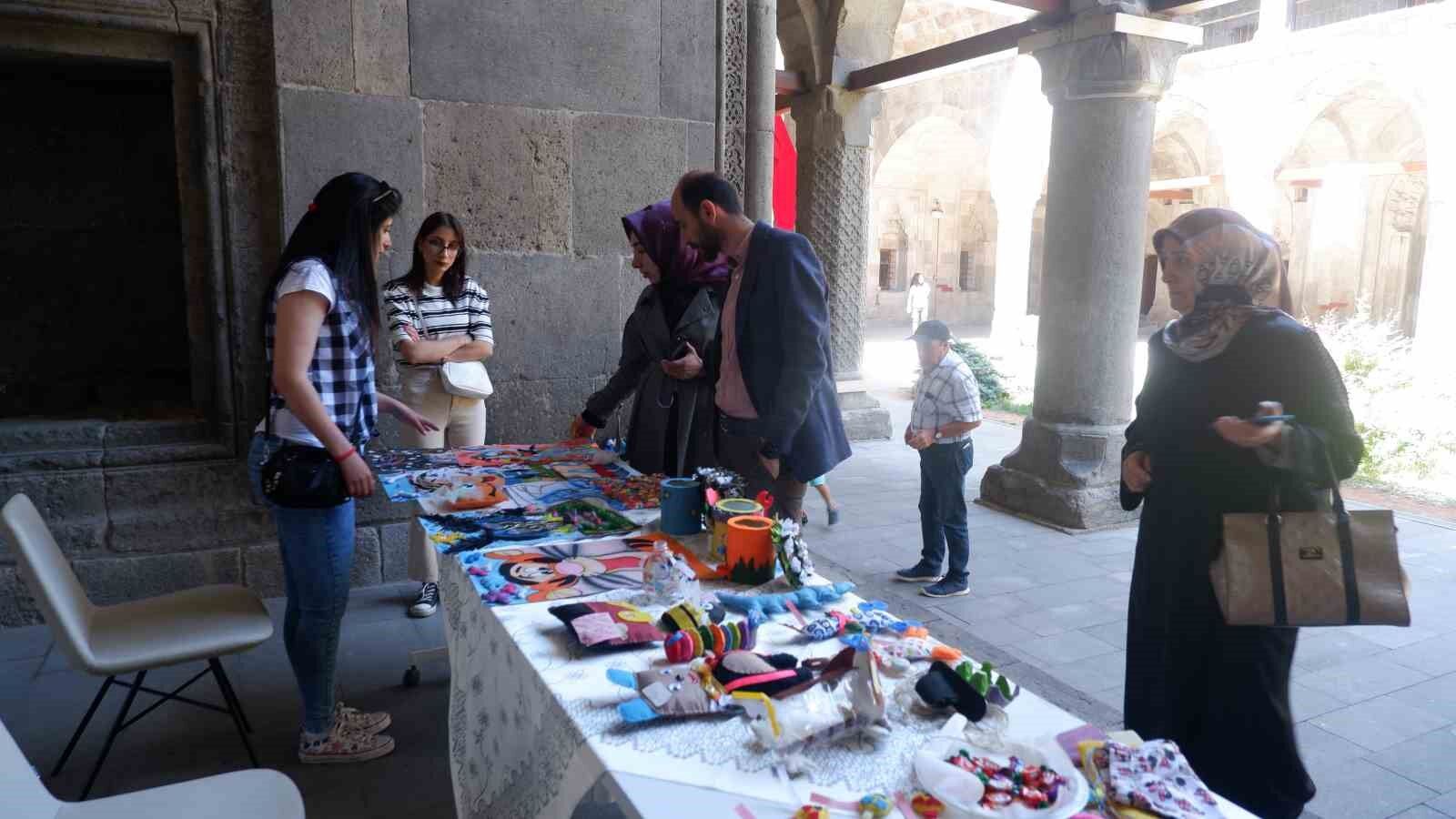 Evdeki çöpleri değerlendirerek tedavisini tamamladı