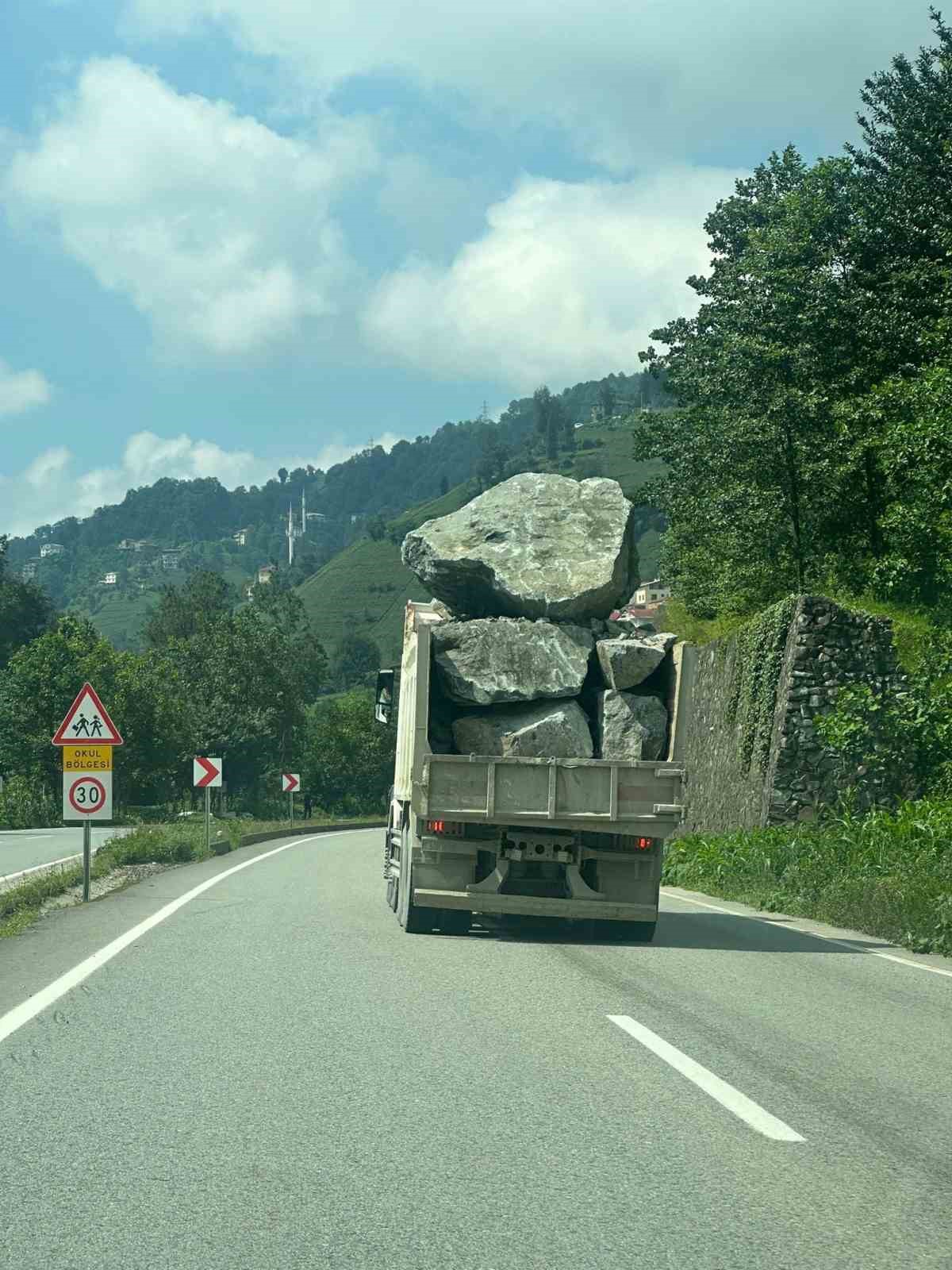 Dev kaya yüklü kamyonlar sürücüleri korkutuyor