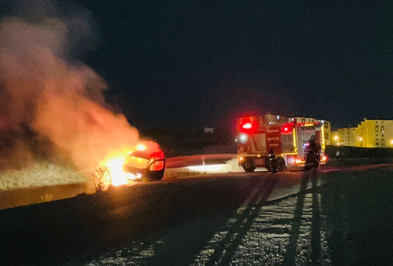 Yüksekova’da ticari araç alev alev yandı