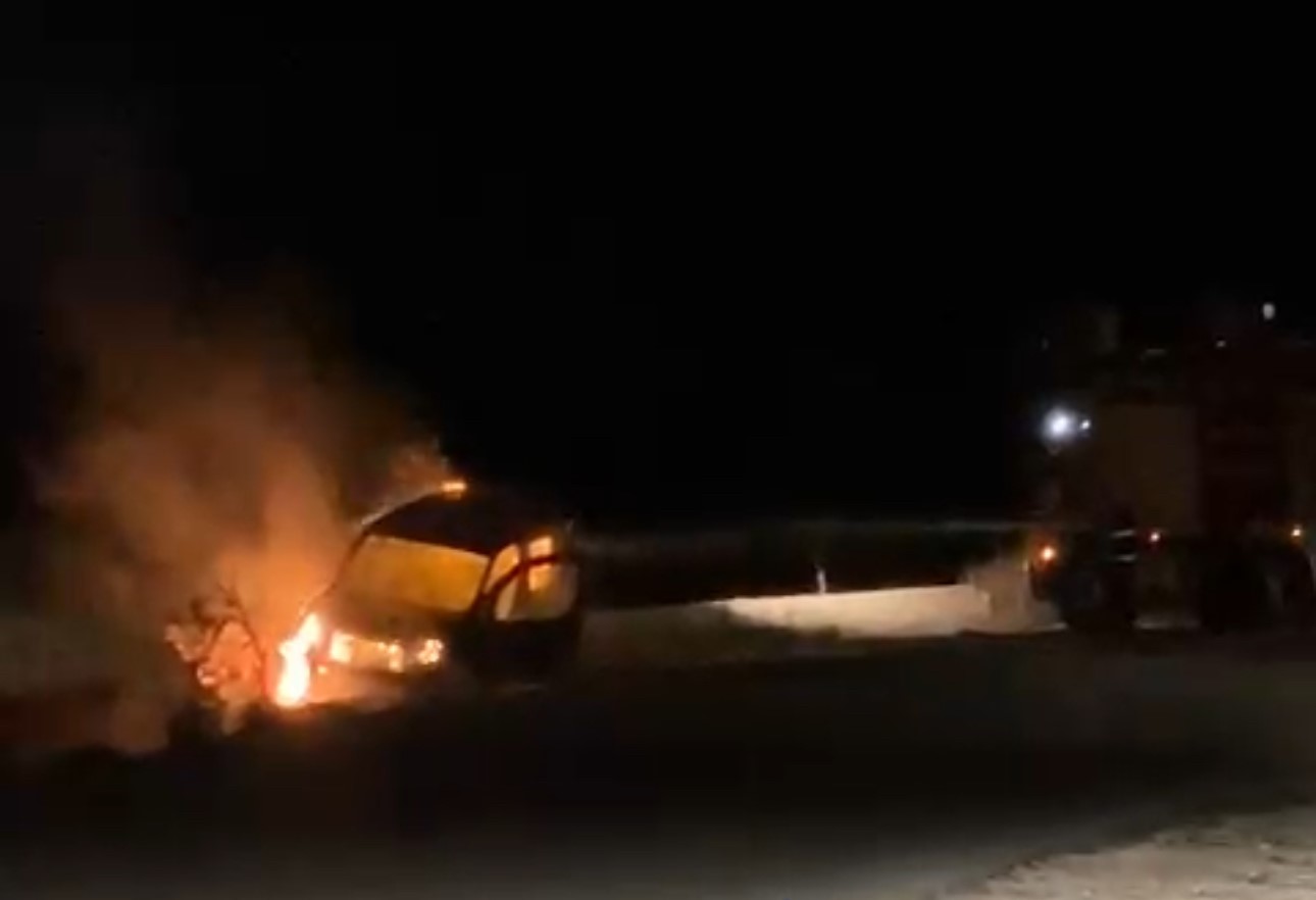 Yüksekova’da ticari araç alev alev yandı