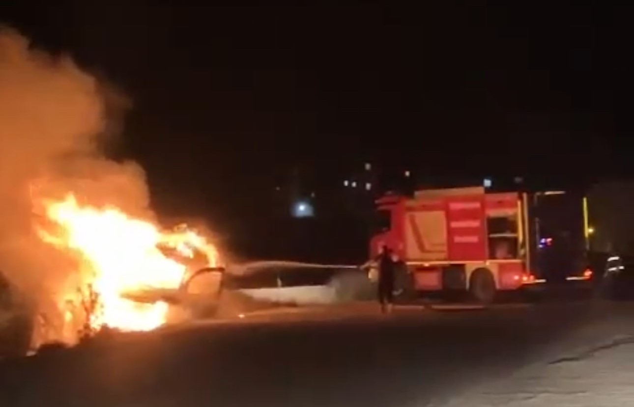 Yüksekova’da ticari araç alev alev yandı