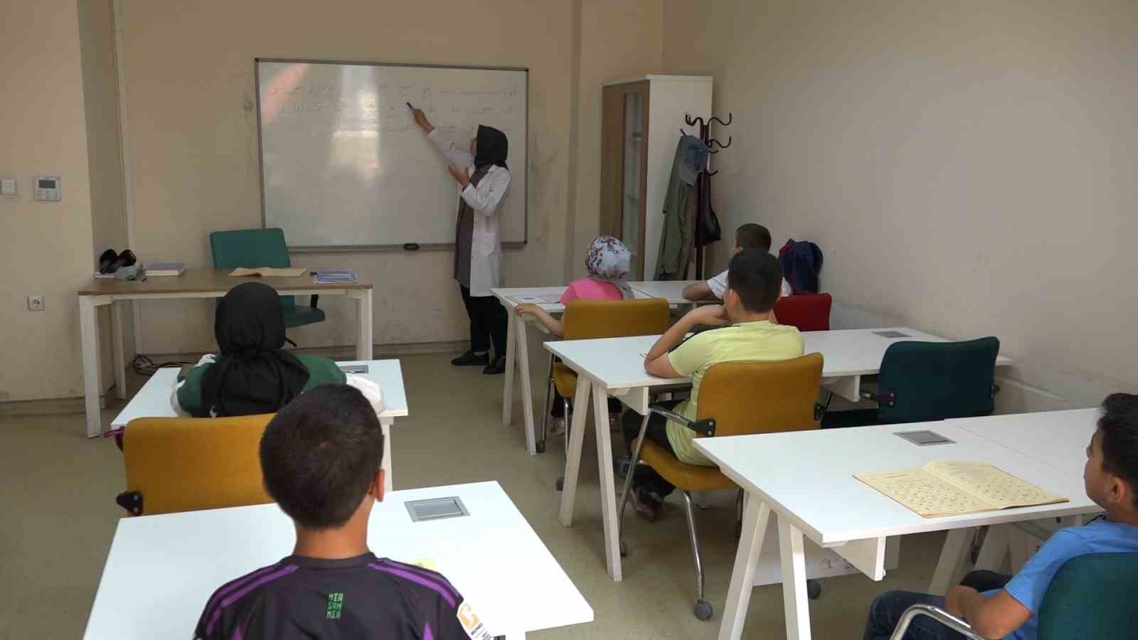 Tatvan Gençlik Merkezi’nde temel dini bilgiler eğitimi veriliyor