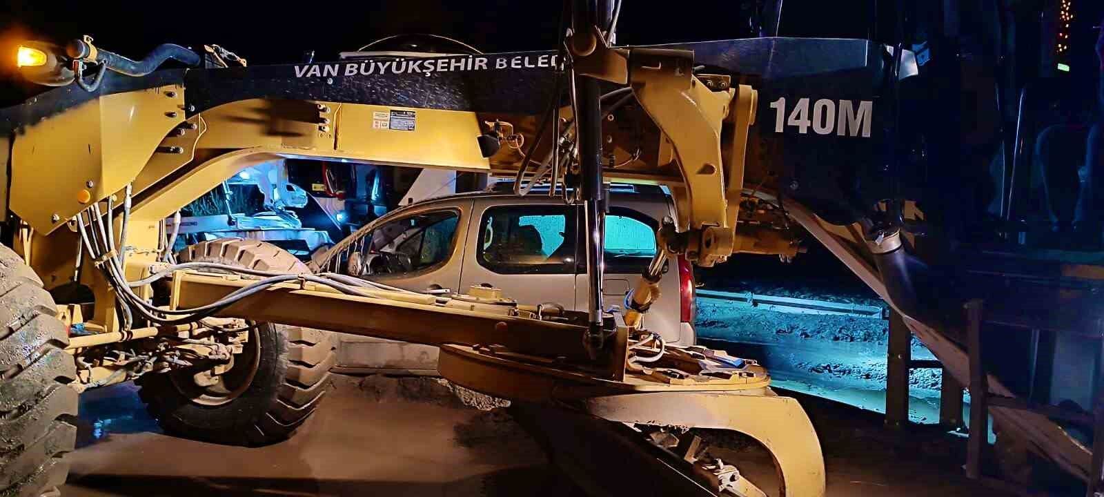 Özalp’ta sel nedeniyle bazı evler sular altına kaldı