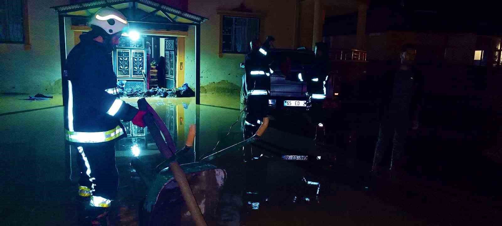 Özalp’ta sel nedeniyle bazı evler sular altına kaldı