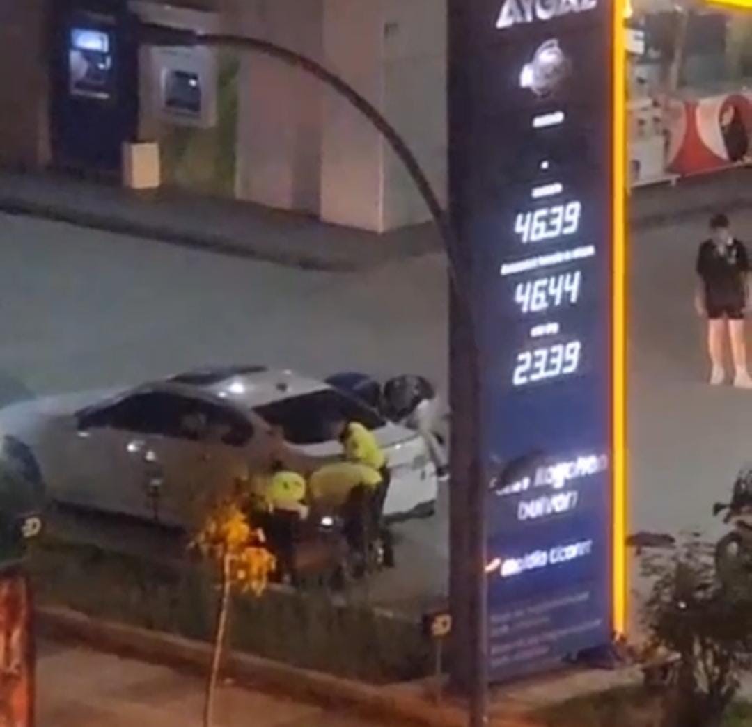 Ceza kesilen sürücü ile trafik polisinin kavgası kameralara yansıdı