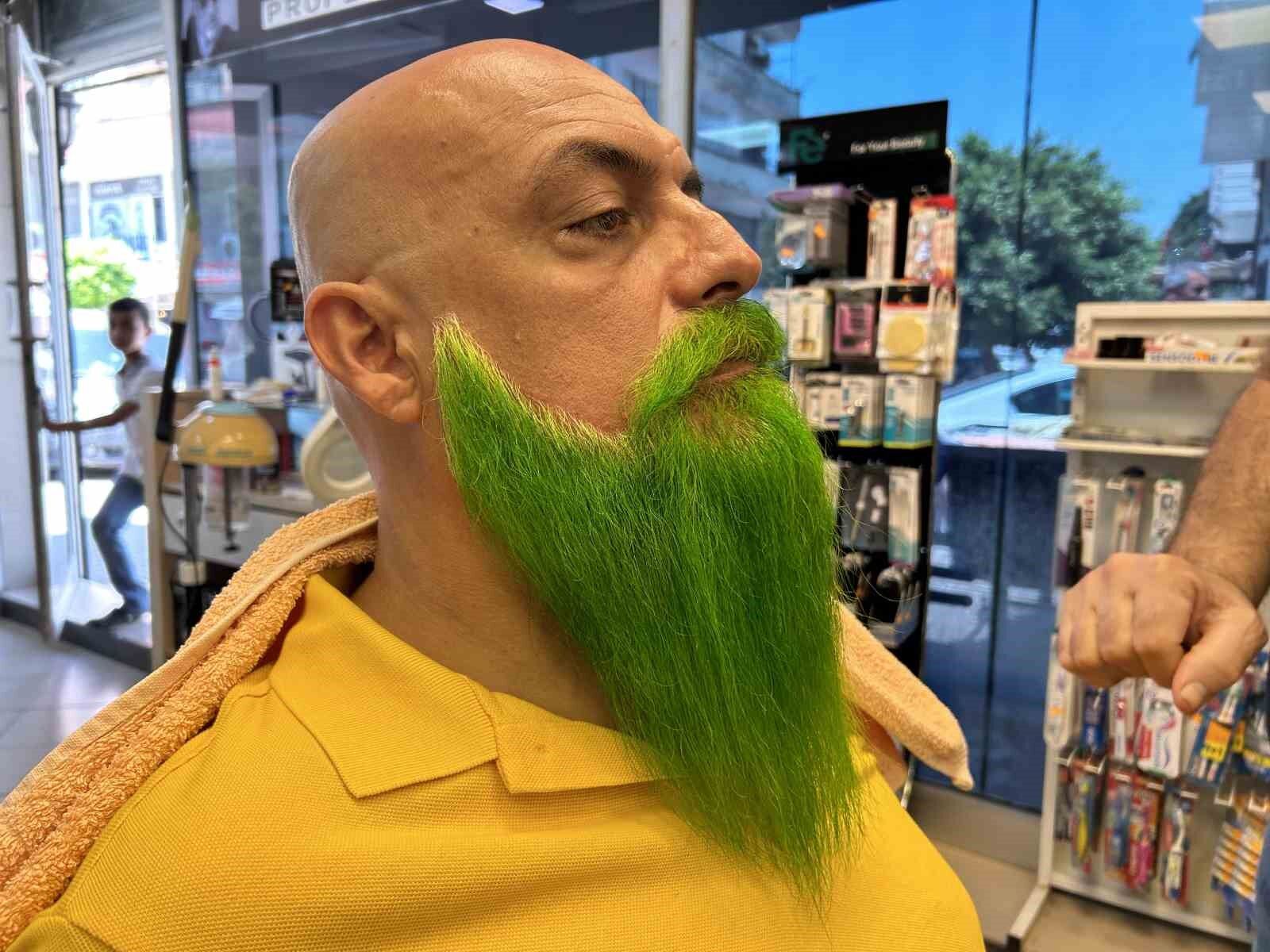 Herkesin renkli sakallarıyla tanıdığı esnaf, ruh haline göre değişen sakallarıyla dikkat çekiyor