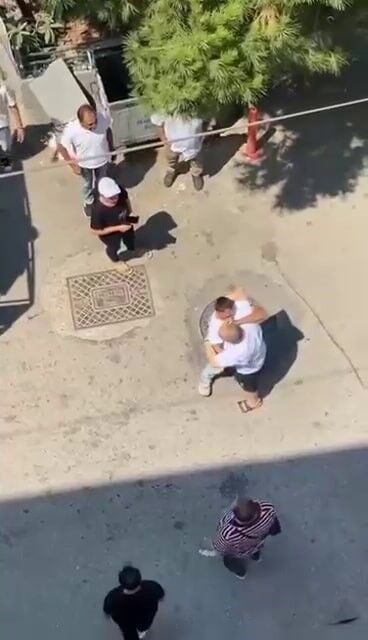 Eski eşi tarafından sokak ortasında darp edildi, çocuklar annelerine siper oldu