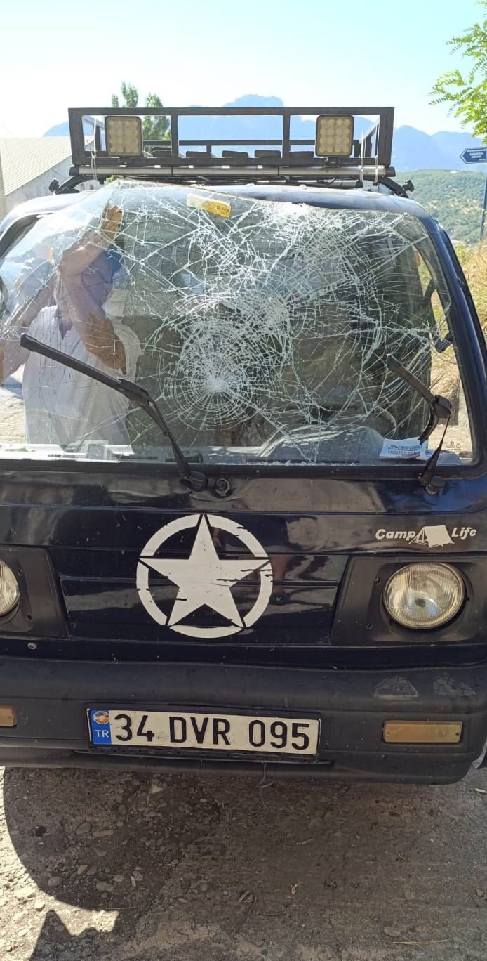 Aracına taş isabet eden vatandaş ölümden döndü