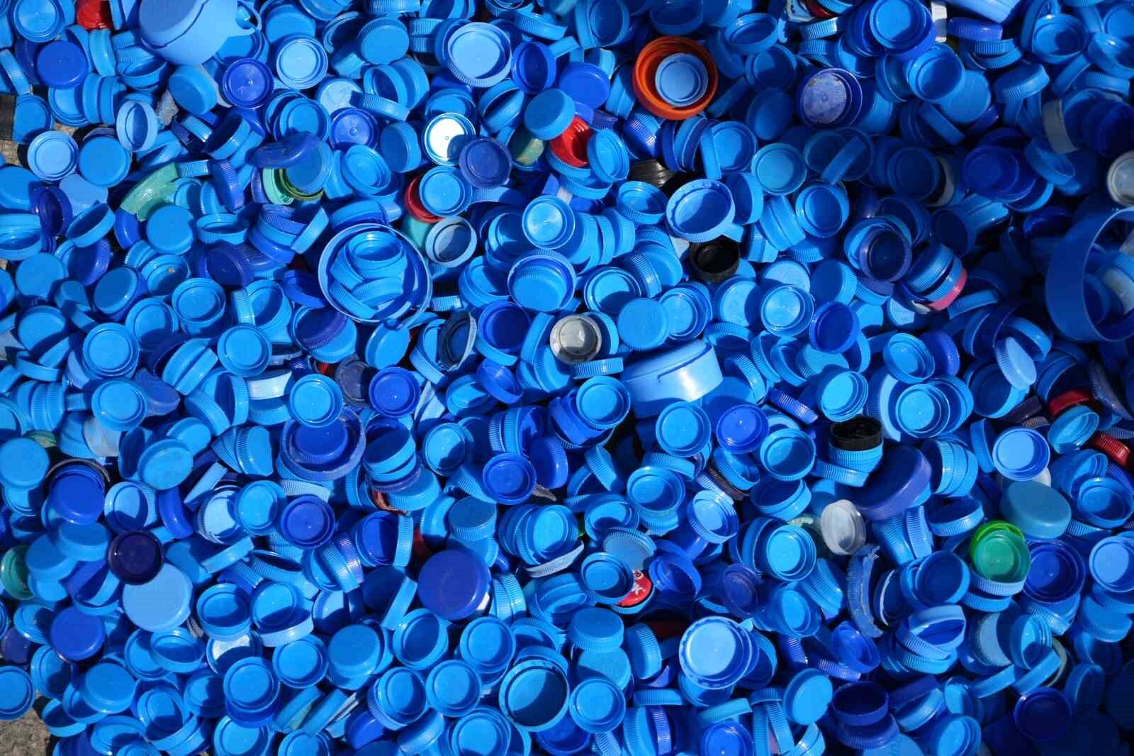 14 yılda 9 milyon kapak topladı, engellilere tekerlekli sandalye bağışladı