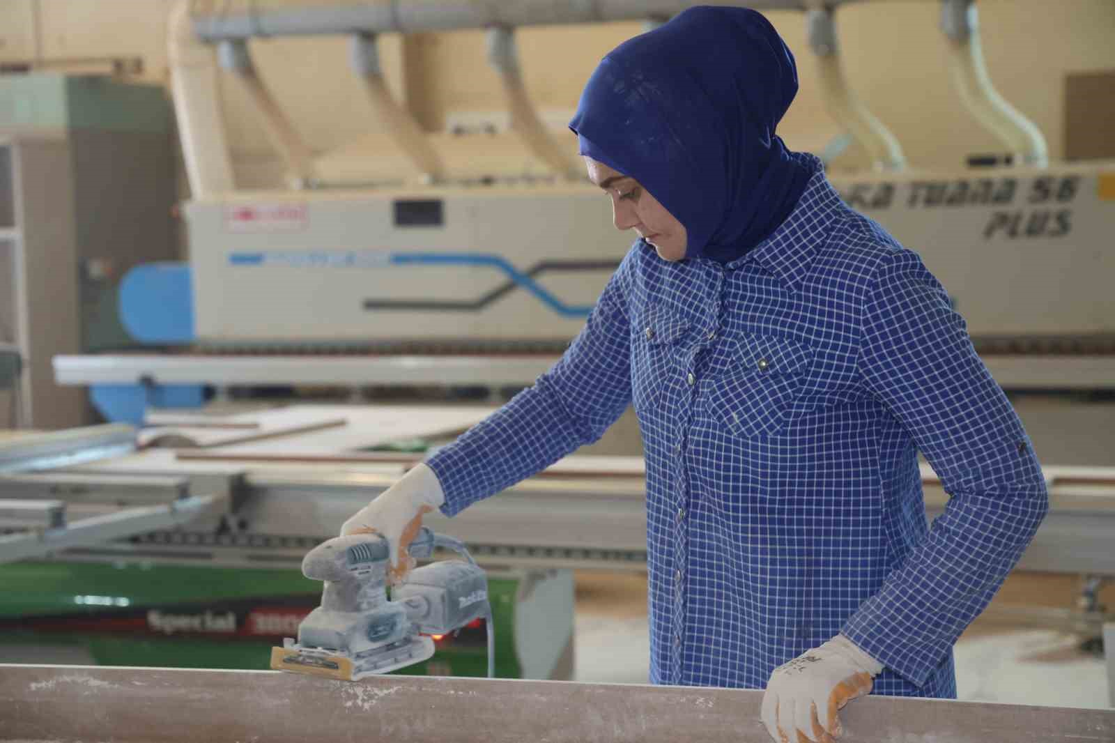 Kadın ustalar mobilya endüstrisinde erkeklere taş çıkarıyor