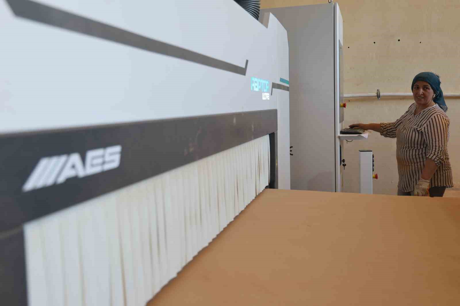 Kadın ustalar mobilya endüstrisinde erkeklere taş çıkarıyor