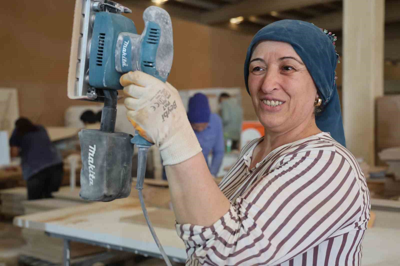 Kadın ustalar mobilya endüstrisinde erkeklere taş çıkarıyor