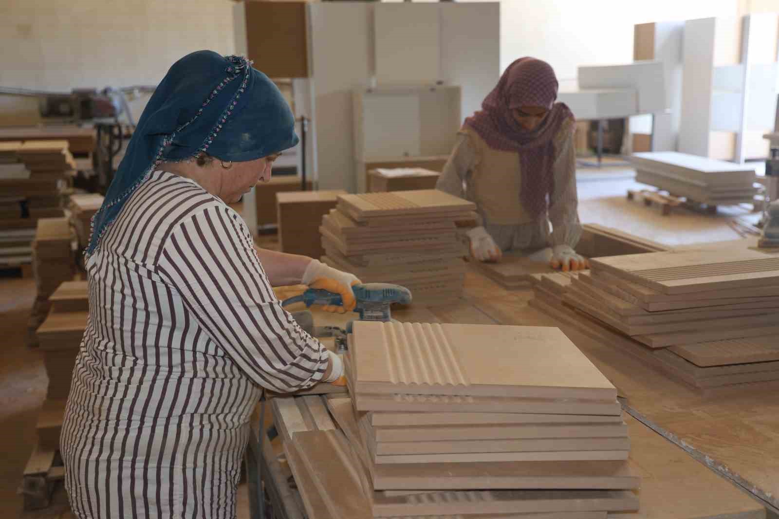 Kadın ustalar mobilya endüstrisinde erkeklere taş çıkarıyor