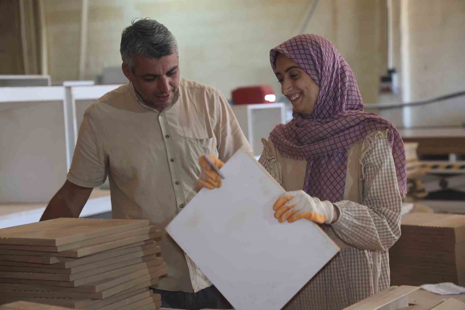 Kadın ustalar mobilya endüstrisinde erkeklere taş çıkarıyor