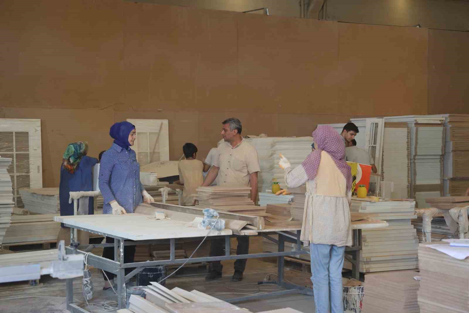 Kadın ustalar mobilya endüstrisinde erkeklere taş çıkarıyor