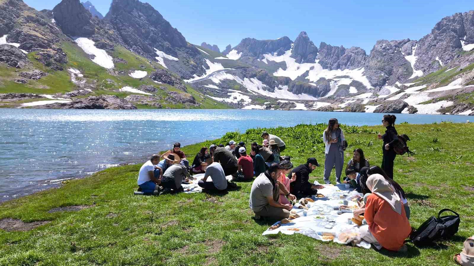 35 dağcı Sat Gölleri’nin güzelliklerini görme fırsatı buldu