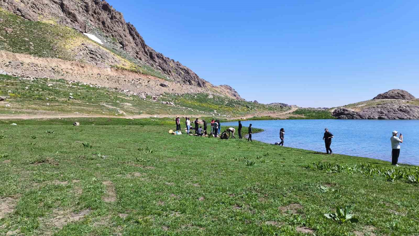 35 dağcı Sat Gölleri’nin güzelliklerini görme fırsatı buldu