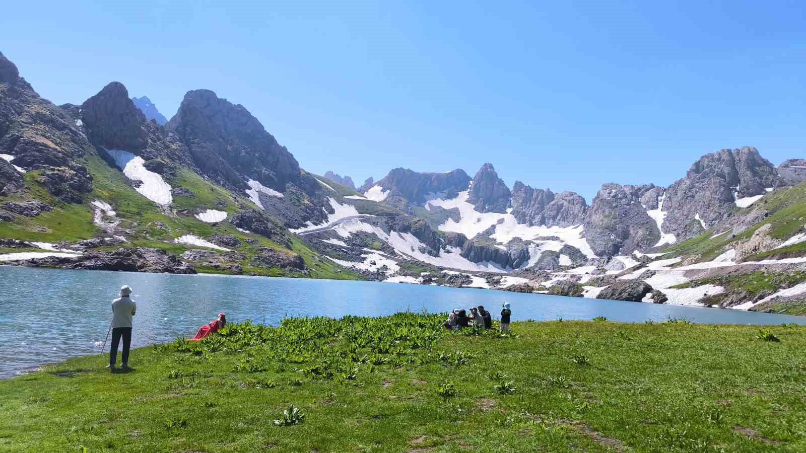 35 dağcı Sat Gölleri’nin güzelliklerini görme fırsatı buldu