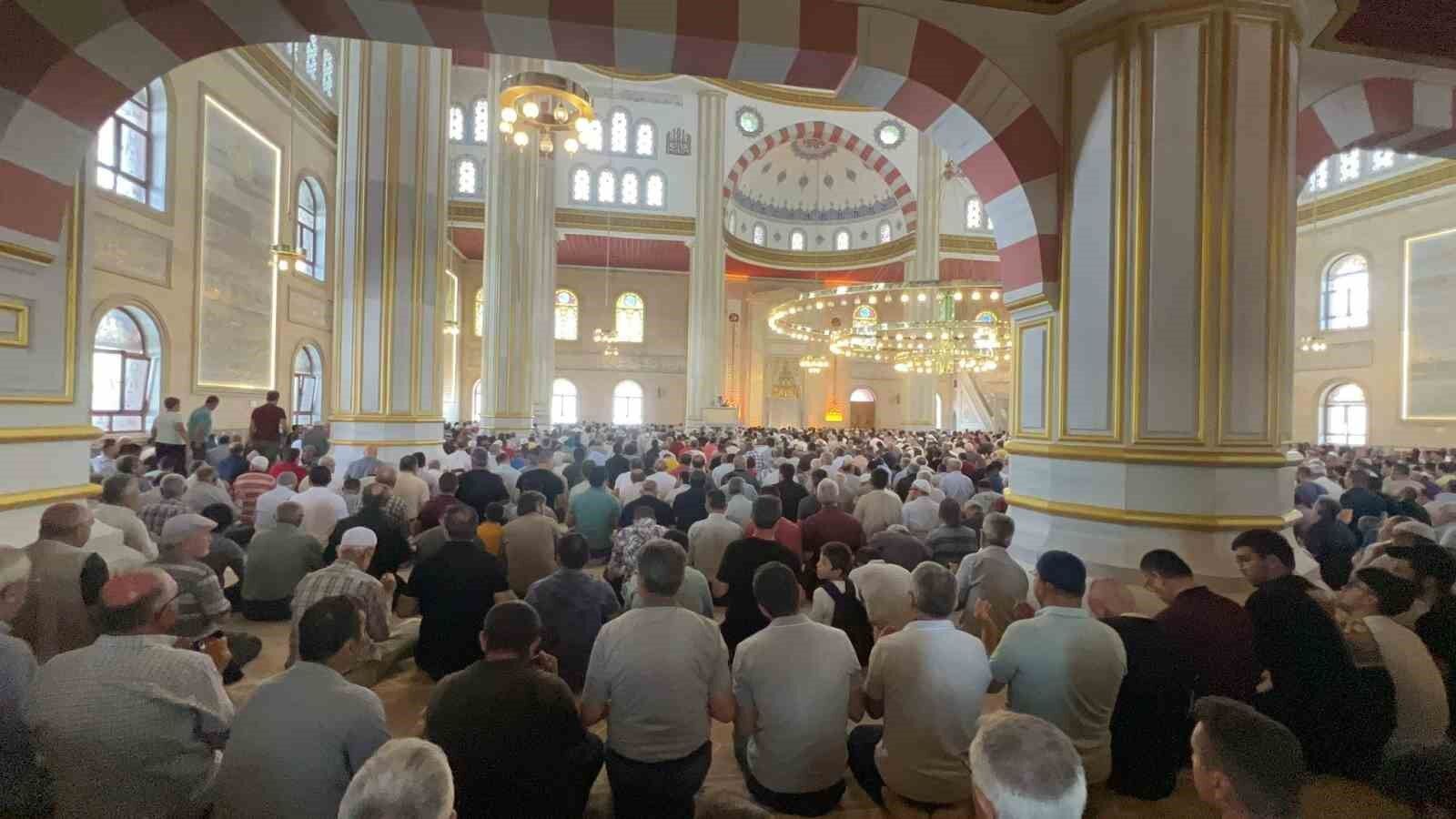 Aynı anda 10 bin kişi namaz kılabilecek