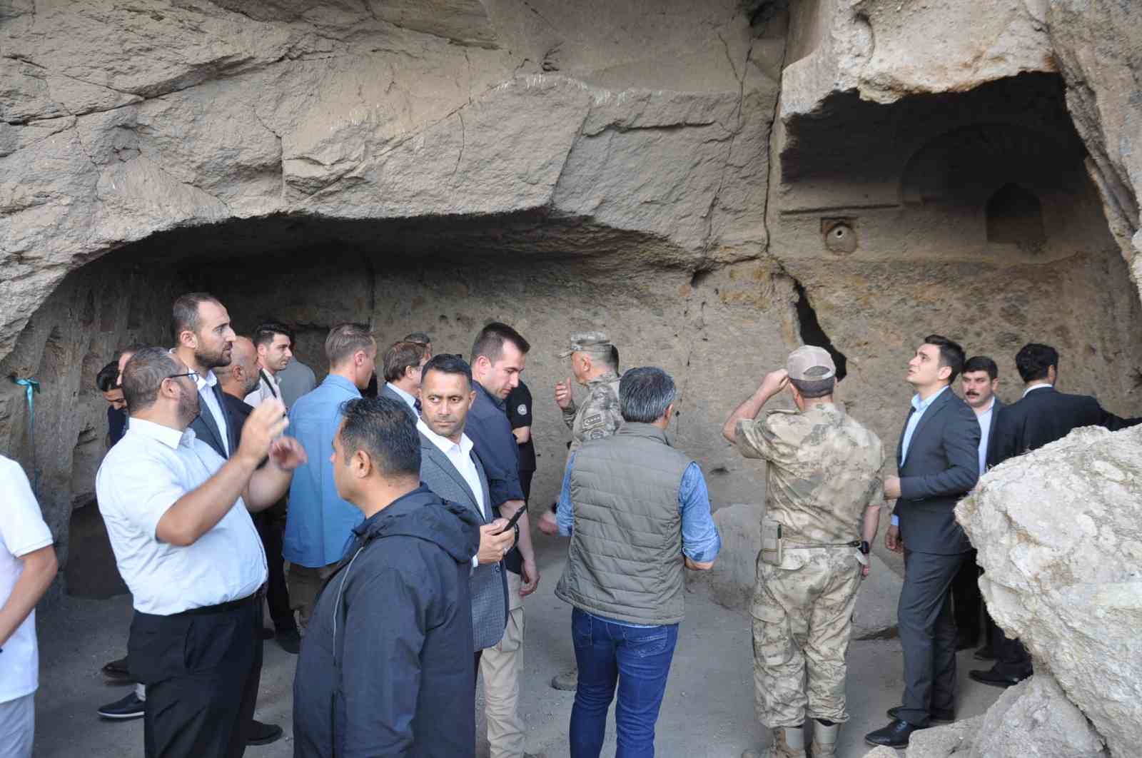 Ani Ören Yeri’nde ilk kaya mescidi gün yüzüne çıkarıldı