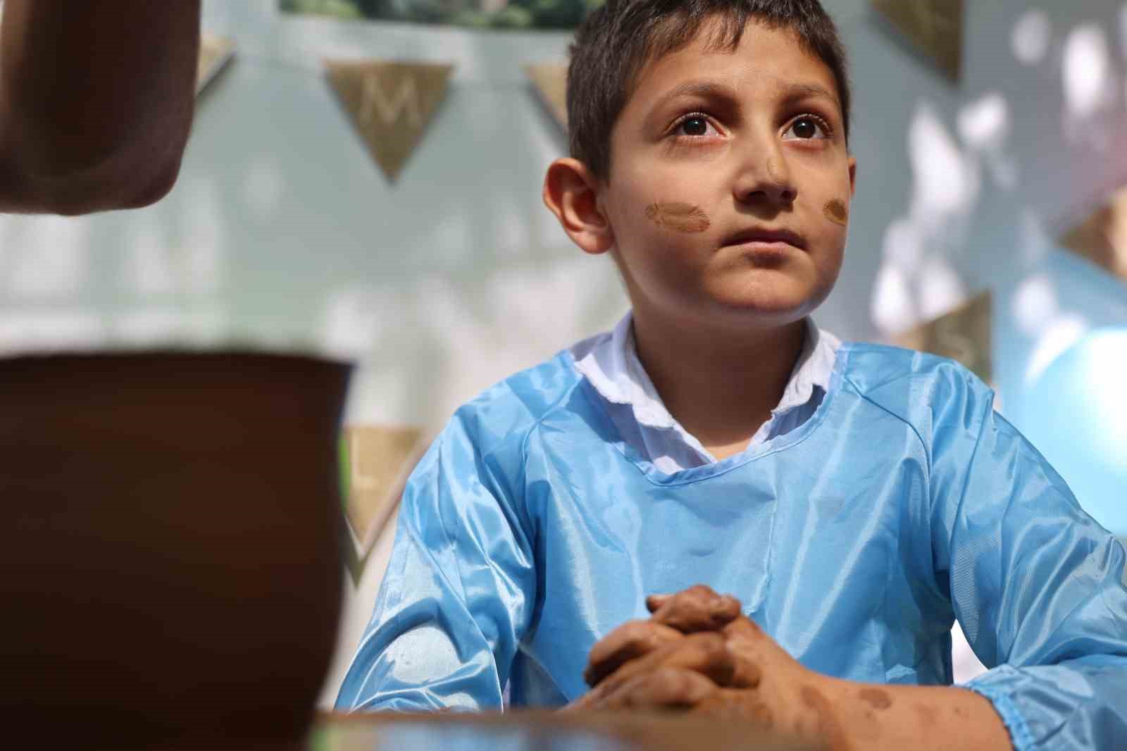 Otizmli çocuklar çömlek yaptı, gönüllerince eğlendi