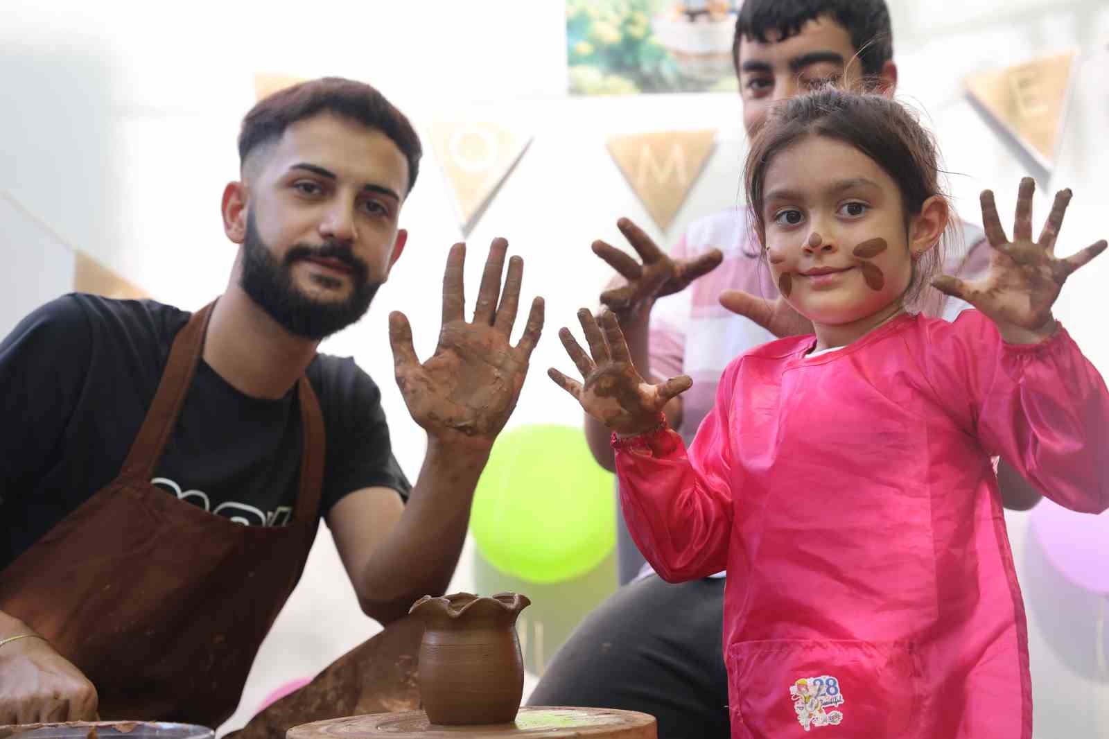 Otizmli çocuklar çömlek yaptı, gönüllerince eğlendi