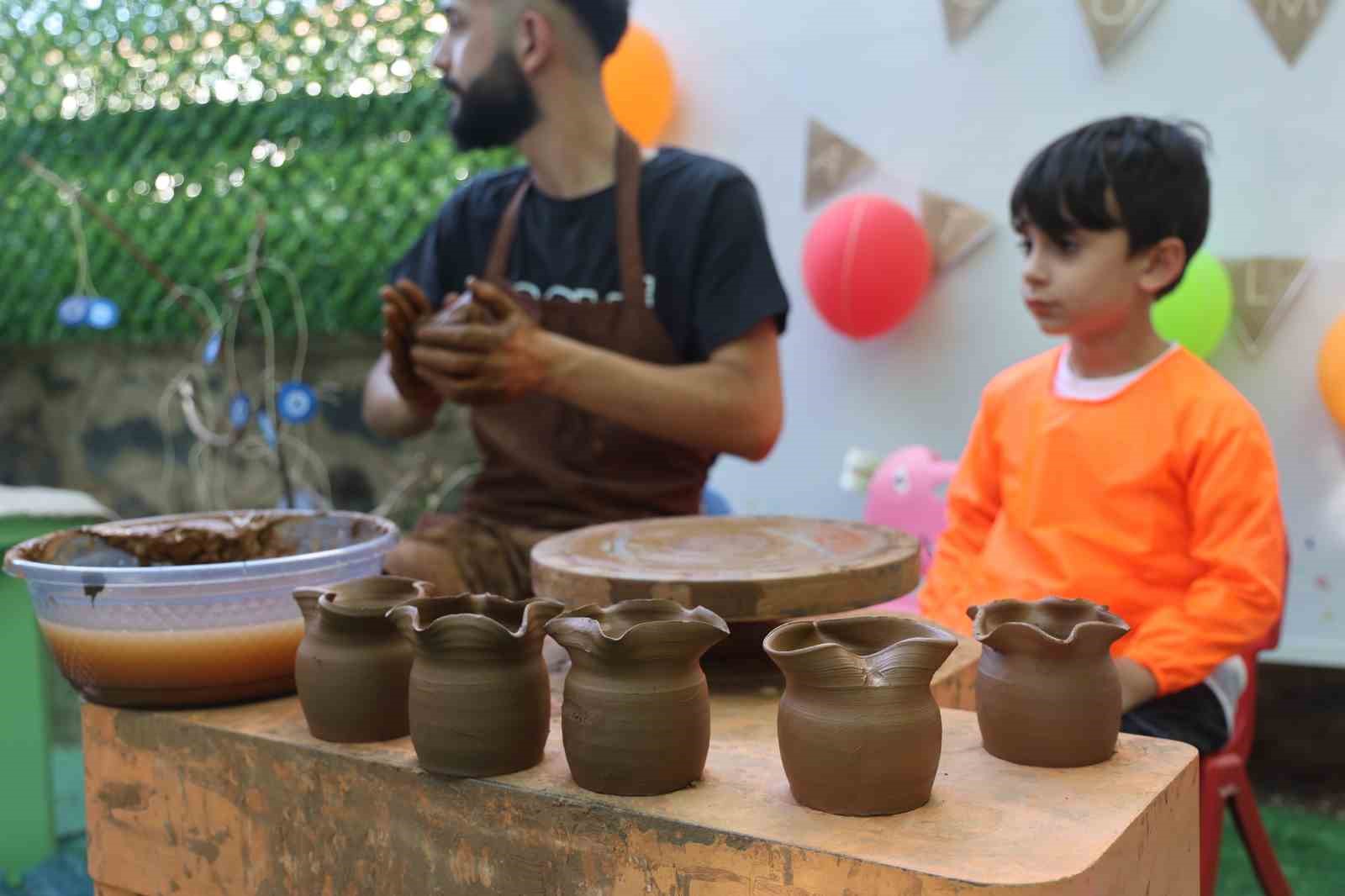 Otizmli çocuklar çömlek yaptı, gönüllerince eğlendi