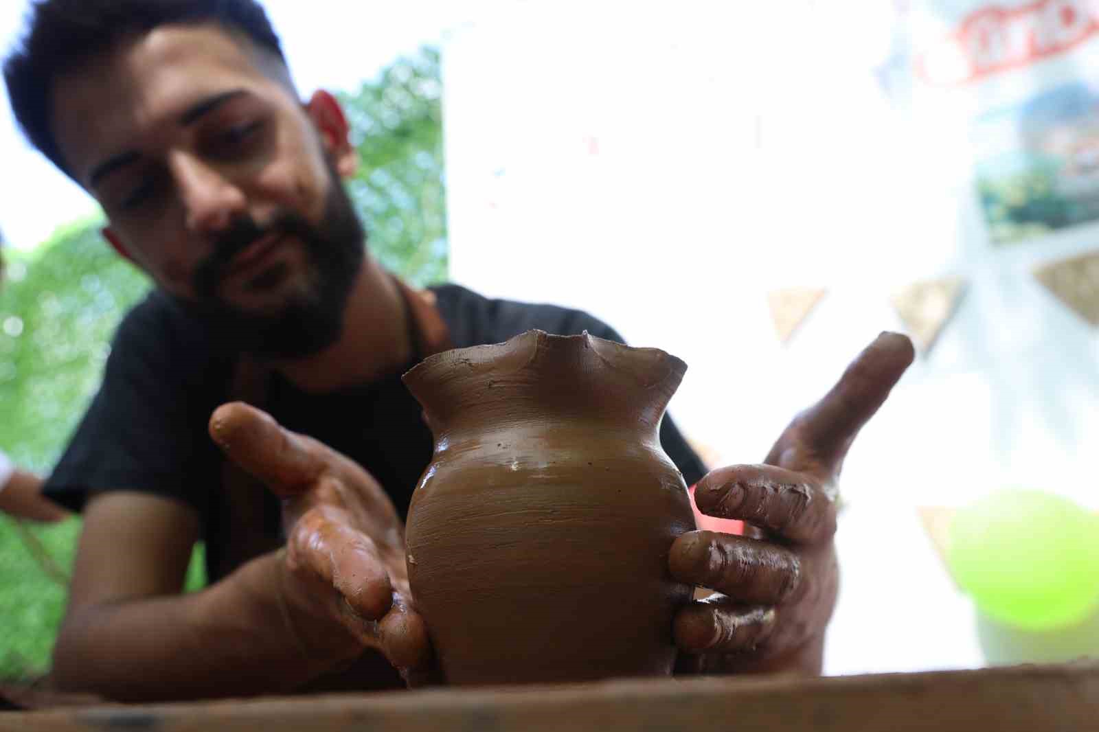 Otizmli çocuklar çömlek yaptı, gönüllerince eğlendi