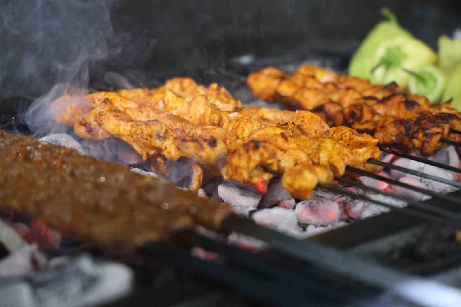 Dar gelirlinin dostu esnaf: Burada yemekler 4’te bir fiyatına