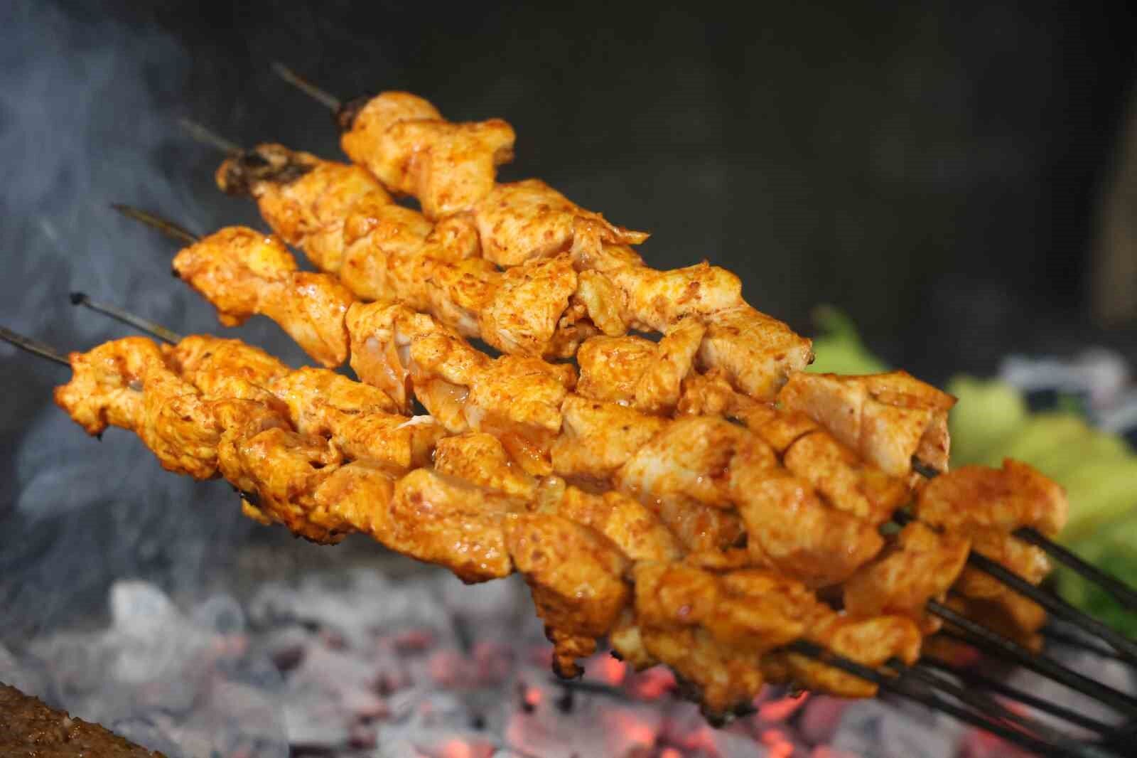 Dar gelirlinin dostu esnaf: Burada yemekler 4’te bir fiyatına