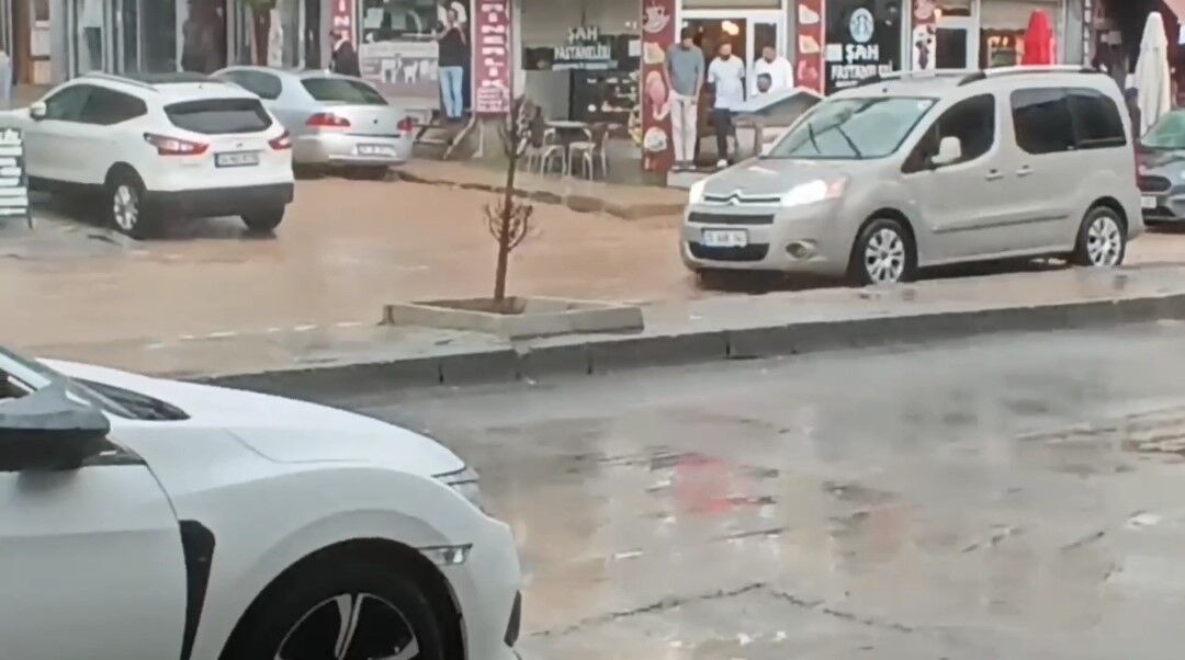 Özalp’ta şiddetli yağmur sele neden oldu